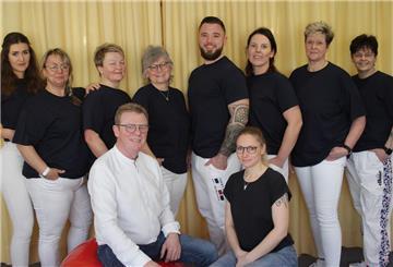 Ein Team für Ihre Gesundheit: Hergen Kappmeier (vorne) und seine Mitarbeiter.
