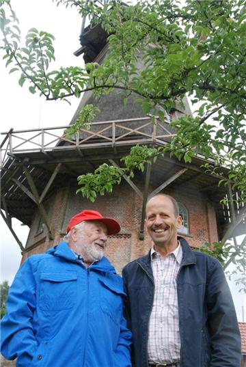 Ein Teamspieler: Hubert Paetz (rechts) setzt Vertrauen in die Mannschaft der Mühlenfreunde. Hier steht ihm der Pressewart Heinrich Schröder zur Seite. 