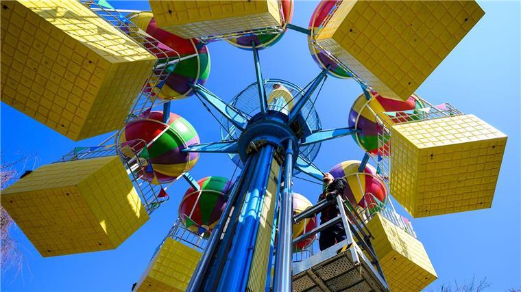 Freizeitparks im Norden starten in Saison Ein Techniker im Heide-Park überprüft ein Fahrgeschäft. Mit Beginn der etwas wärmeren Jahreszeit erwachen die Freizeitparks im Norden aus ihrem Winterschlaf.