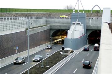 Ein technischer Defekt drosselt derzeit die Geschwindigkeit im Wesertunnel.