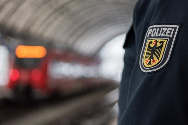 Oldenburg: Teenager klammert sich an Regionalexpress Ein Teenager hat sich am Oldenburger Hauptbahnhof in Lebensgefahr gebracht.