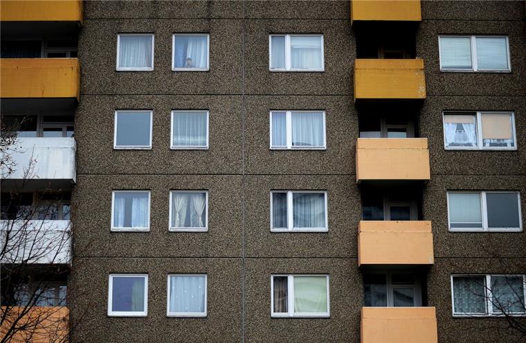 Lebensgefährliche Kopfverletzungen: Teenager stürzt von Balkon Ein Teenager hat sich beim Sturz von einem Balkon lebensgefährliche Verletzungen zugezogen.