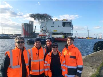 Ein Teil des 23-köpfigen der Bremerhaven Offshore GmbH Teams vor der Konverterplattform Arkona.