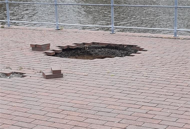 Bremerhaven: Kaje im Kapitänsviertel versackt Ein Teil des Bodens ist versackt.