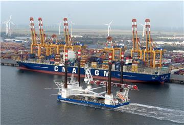 Ein Teil des Bremerhavener Containerterminals diente schon mal als Basishafen für Offshore-Windparks. Am CT 1 wurden 2014 für den Windpark „Nordsee Ost“ nördlich von Helgoland die riesigen Bauteile verladen, sogar vorgefertigte Rotorblattsterne.