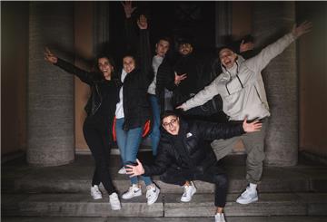 Ein Teil des Teams, das am Video-Dreh von „Blue Eyes“ beteiligt war (von links): Jule Neuhaus, Marie Jenzig, Keanu Frers, Tibet Nial, Alex Gottfried und Daniel Hein.