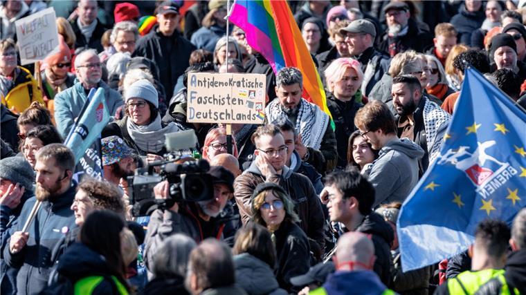 Tausende demonstrieren in Bremen gegen rechts Ein Teilnehmer hält auf der Demonstration „Laut gegen rechts“ ein Schild mit der Aufschrift „Antidemokratische Faschisten Deutschlands“.