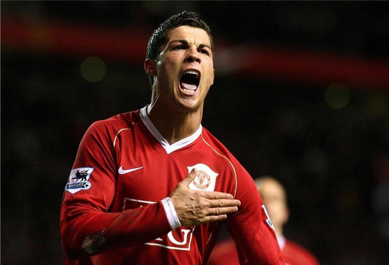 Ronaldo-Rückkehr elektrisiert Man United Ein Telefonat mit seinem Ex-Trainer und Nachrichten von aktuellen und ehemaligen Mitspielern sollen Cristiano Ronaldo dazu bewegt haben, zu Manchester United zurückzukehren, anstatt zu Man City zu wechseln. Ob es stimmt? Den begeisterten United-Fans dürfte es egal sein.