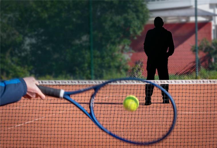 Bremerhavener Tennistrainer soll jahrelang Kinder missbraucht und gefilmt haben Ein Tennistrainer soll mindestens 14 seiner Schüler sexuell belästigt oder missbraucht haben.