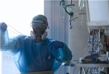 Ein Intensivpfleger ist auf der Covid-19 Intensivstation (ITS) im Städtischen Klinikum Dresden mit der Versorgung von Corona-Patienten beschäftigt. 