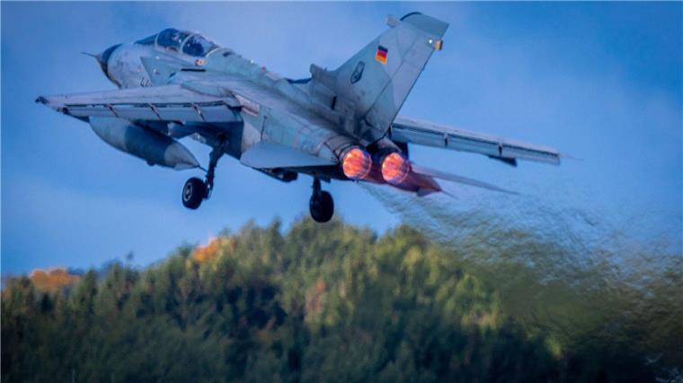 Luftwaffe übt Schutz einer Großstadt in Hannover Ein Tornado-Kampfflugzeug startet.