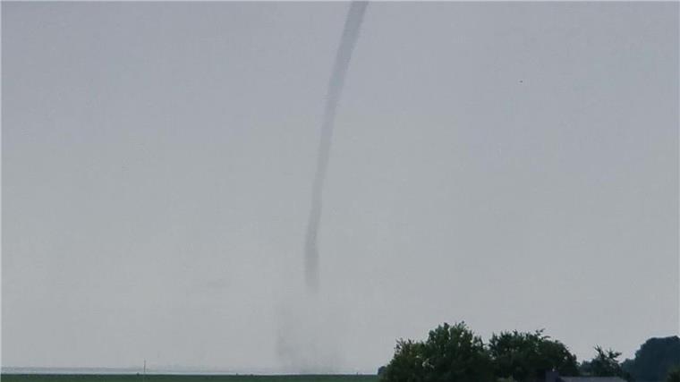 Tornado wirbelt in Schleswig-Holstein über Elbe Ein Tornado zieht über die Elbe. Der DWD hat die Echtheit des Wetterphänomens bestätigt.