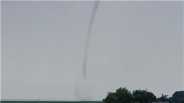 Ein Tornado zieht über die Elbe. Der DWD hat die Echtheit des Wetterphänomens bestätigt.