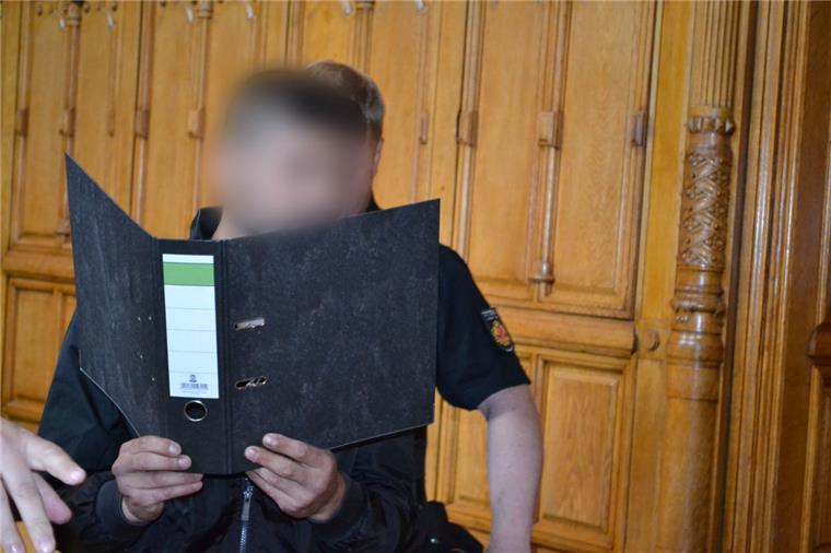Mordprozess: Angeklagter Bulgare stellt sich als Opfer dar Zweiter Prozesstag: Ein Toter, drei zum Teil schwer verletzte Opfer: Das ist die Bilanz einer blutigen Einbruchsserie des 23jährigen Bulgaren. Jetzt stellt er sich als Opfer dar, das sich wehren musste.
