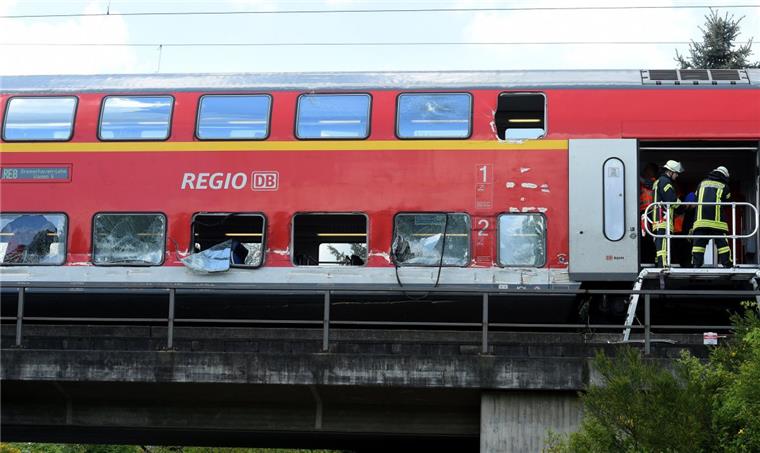 Zusammengefasst! Das war der Montag im nord24-Land Ein Toter und zwölf Verletzte: Am Montag hat ein Lkw einen Regionalexpress nach Bremerhaven gerammt.