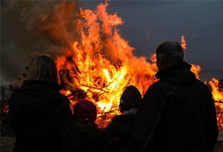 Ende der Tradition: Osterfeuer in Nordholz findet nicht mehr statt Menschen stehen um ein Osterfeuer