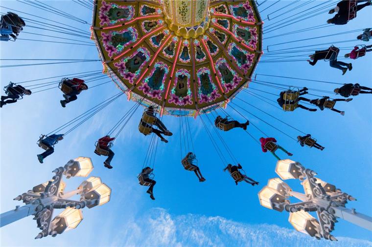 411. Oldenburger Kramermarkt lockt mit Virtual-Reality-Fahrgeschäft Ein traditionelles Vergnügen: Auch ein klassisches Kettenkarussell zählt zu den Attraktionen auf dem 411. Kramermarkt in Oldenburg.