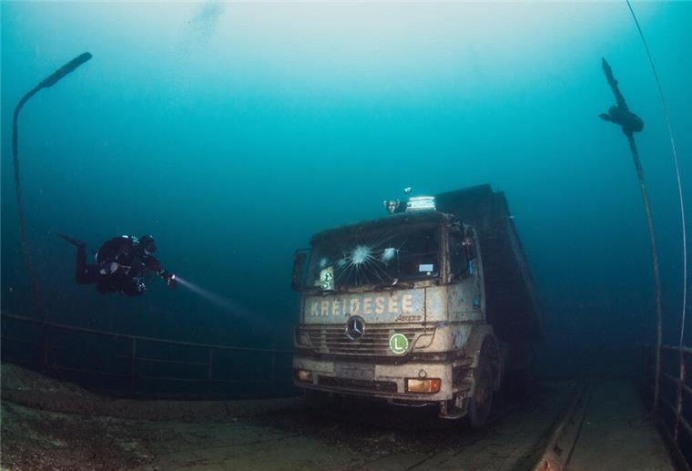 Drama unter Wasser: Taucher stirbt nach Notaufstieg im Kreidesee Ein tragischer Unfall erschüttert den Kreidesee in Hemmoor: Ein 34-jähriger Taucher aus den Niederlanden stirbt trotz schneller Hilfe.