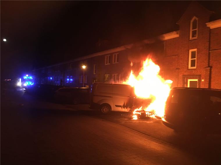 War es Brandstiftung? Transporter und Roller brennen in Cuxhaven lichterloh Ein Transporter und ein Roller brennen in Cuxhaven.