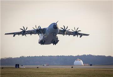  Ein Transportflugzeug vom Typ Airbus A400M der Luftwaffe startet auf dem Gelände vom Fliegerhorst Wunstorf in der Region Hannover in Richtung Türkei