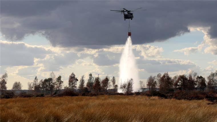 Bundeswehr: Moorbrand bei Meppen ist gelöscht Ein Transporthubschrauber CH-53 der Bundeswehr löscht auf dem Gelände der Wehrtechnischen Dienststelle 91 (WTD 91) in Meppen Glutnester eines großflächigen Moorbrandes.