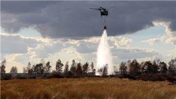 Ein Transporthubschrauber CH-53 der Bundeswehr löscht auf dem Gelände der Wehrtechnischen Dienststelle 91 (WTD 91) in Meppen Glutnester eines großflächigen Moorbrandes.