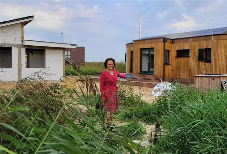 Ein Traum in Klein: Christina Bleier vor ihrer Tiny-Haus-Siedlung in Cappel-Neufeld (Kreis Cuxhaven) und ihrem eigenen Minihaus.