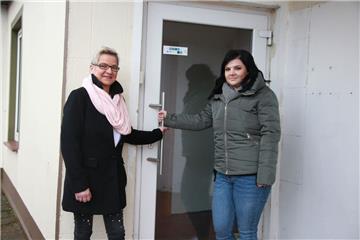 Ein Traumobjekt ist der verwaiste Kiosk für Frauke Brandt und ihre Tochter im jetzigen Zustand nicht. Aber die beiden Frauen können sich vorstellen, den Verkaufsraum an der Midlumer Dorfstraße in ein hübsches, kleines Lebensmittelgeschäft mit Tante-Emma-Charme zu verwandeln. 