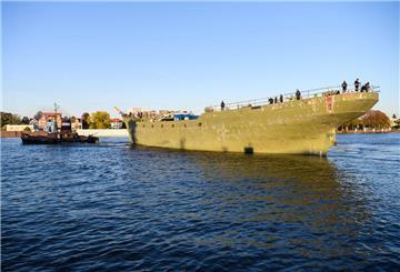 Ein Schlepper zieht ein Schiff über die Weser