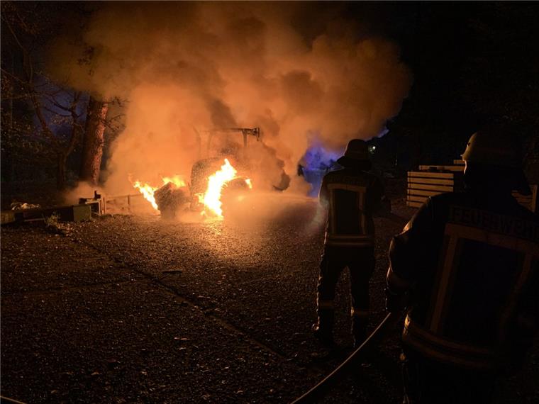Gemeinde Hagen: Trecker und Anhänger brennen lichterloh Ein Trecker und ein Anhänger brannten am Sonntagmorgen lichterloh.