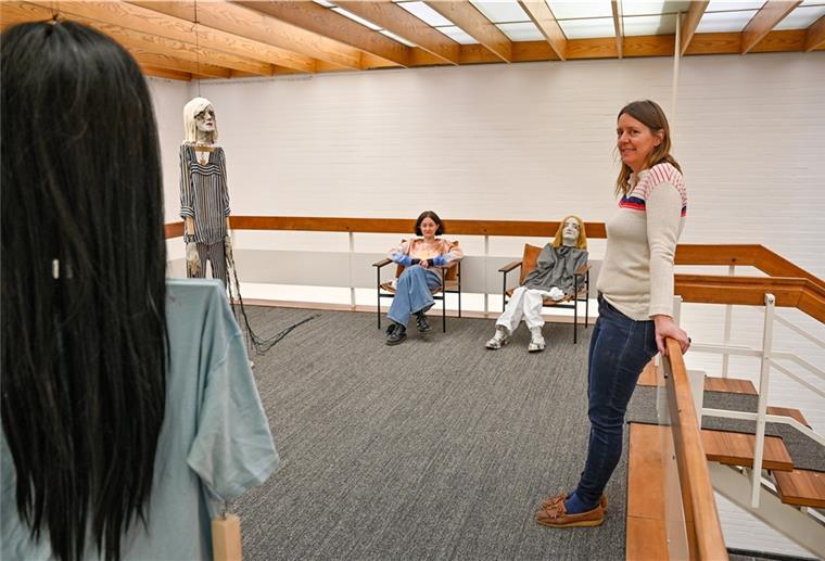 Ein Treffen der besonderen Art: Die Bildhauerin Liz Craft (rechts) zusammen mit ihren Figuren und der Direktorin Stefanie Kleefeld auf der Empore in der Kunsthalle.