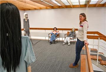 Ein Treffen der besonderen Art: Die Bildhauerin Liz Craft (rechts) zusammen mit ihren Figuren und der Direktorin Stefanie Kleefeld auf der Empore in der Kunsthalle.
