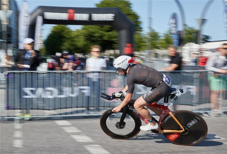 Ironman in Hamburg: Motorradfahrer stirbt nach Unfall mit Triathlet Ein Triathlet ist auf dem Rad unterwegs. (Symbolbild)