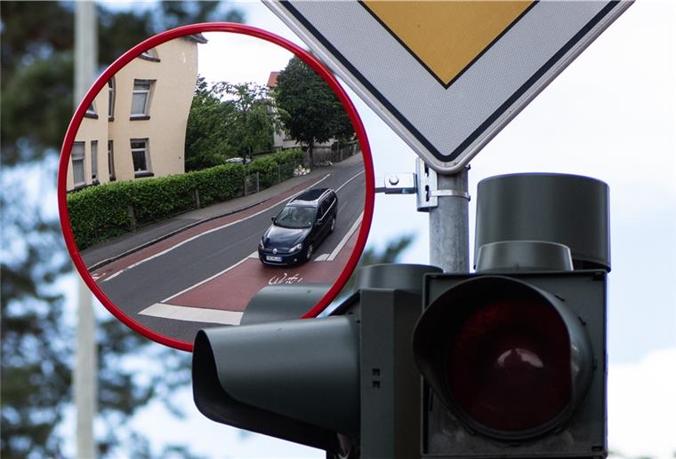 Spiegel sollen Radfahren in Zeven sicherer machen Ein Trixi-Spiegel ist an einer Ampel befestigt. Auch in Zeven sollen solche Verkehrsspiegel künftig die Sicherheit erhöhen.