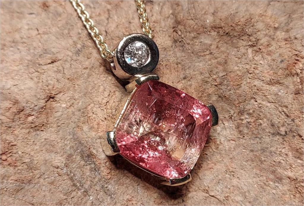 Ein Turmalin-Edelstein antik mit Altschliffdiamant.