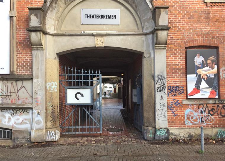 Angriff auf Bremer AfD-Chef: Polizei schaltet Hinweisportal frei Ein überdachter Durchgang führt zum Theater am Goetheplatz in Bremen. Unbekannte hatten am Montag den Bremer AfD-Landeschef Frank Magnitz an dieser Stelle attackiert und schwer verletzt.