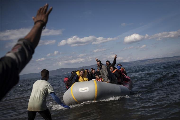 Flüchtlingszustrom nach Griechenland lässt nach Ein überfülltes Boot mit Flüchtlingen erreicht einen Strand im Norden der griechischen Insel Lesbos. Die Zahlen sind momentan rückläufig, aber unvermindert hoch.