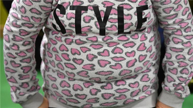 Mehr krankhaft übergewichtige Kinder Ein übergewichtiges Kind trägt einen Pulli mit dem Schriftzug „Style“.