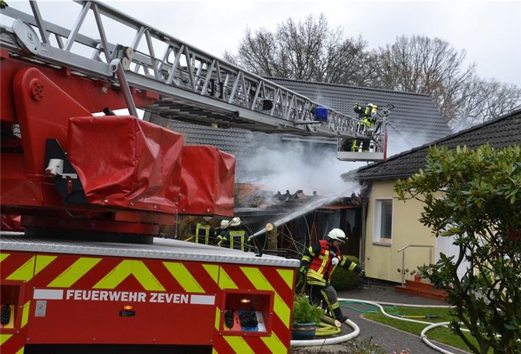 Update: Feuerwehr löscht Schuppenbrand in Zeven Feuerwehrleute löschen ein Feuer im Stuhmer Weg