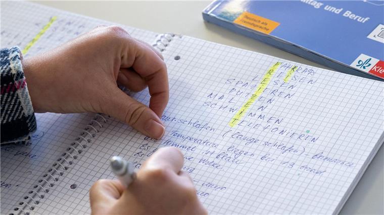 Ein ukrainischer Flüchtlinge nimmt an einem Deutschkurs teil.