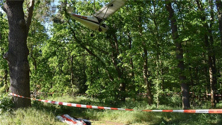 Pilot mit Ultraleichtflugzeug bei Dessau abgestürzt Ein Ultraleichtflugzeug ist bei Dessau-Roßlau in eine Baumkrone gestürzt. Der 64 Jahre alte Pilot blieb unverletzt.