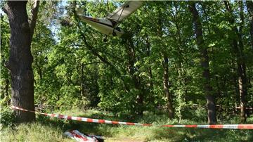 Ein Ultraleichtflugzeug ist bei Dessau-Roßlau in eine Baumkrone gestürzt. Der 64 Jahre alte Pilot blieb unverletzt.