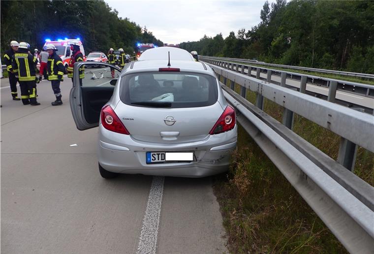 A27: Fahrer überholt rechts und bringt hochschwangere Frau in Gefahr Ein unbekannter Autofahrer hat am Donnerstagabend diesen Opel Corsa rechts über den Seitenstreifen überholt und war mit ihm zusammengeprallt. Der Corsa kam ins Schleudern. Der Unfallverursacher flüchtete.