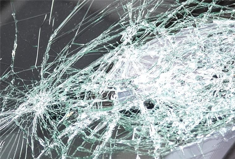 Geestemünde: Unbekannter lässt Frust an Auto aus Die Scheibe eines Autos ist durch ein Unwetter am Pfingstmontag beschädigt.