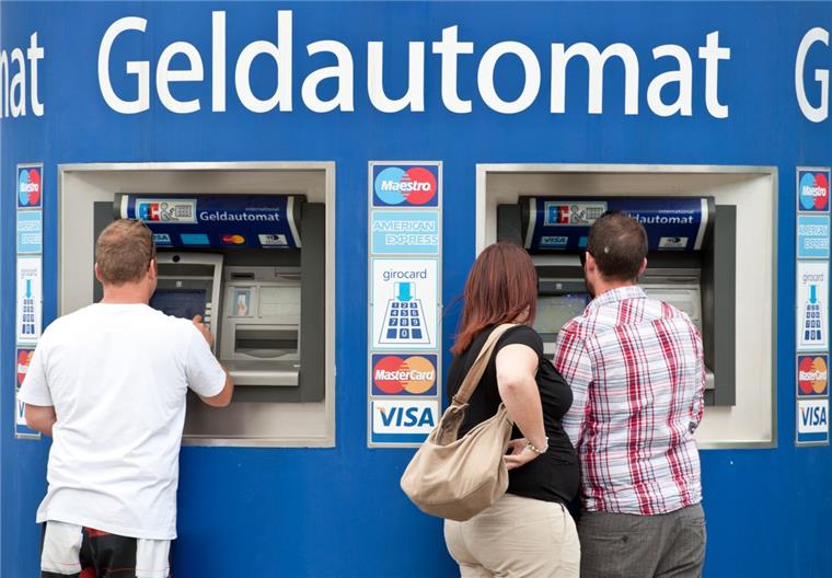 Unbekannter bewahrt Mann mit 30 Euro vor dem Gefängnis Ein Unbekannter hat einen 36-Jährigen in Leer mit einer kleinen Spende am Geldautomaten vor einer Haftstrafe bewahrt.