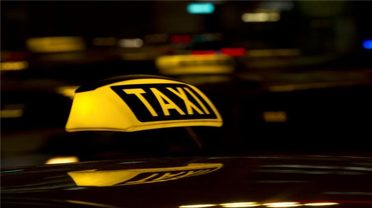Ein Unbekannter hat einer 75-jährigen Taxifahrerin in Bremen ihre Geldtasche geraubt.