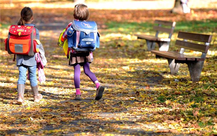 Unbekannter spricht Schulkinder in Cuxhaven an Ein Unbekannter hat in den vergangenen Tagen Schulkinder im Grundschulalter (Symbolfoto) angesprochen und zum Mitfahren eingeladen. Die Polizei sucht den Unbekannten.