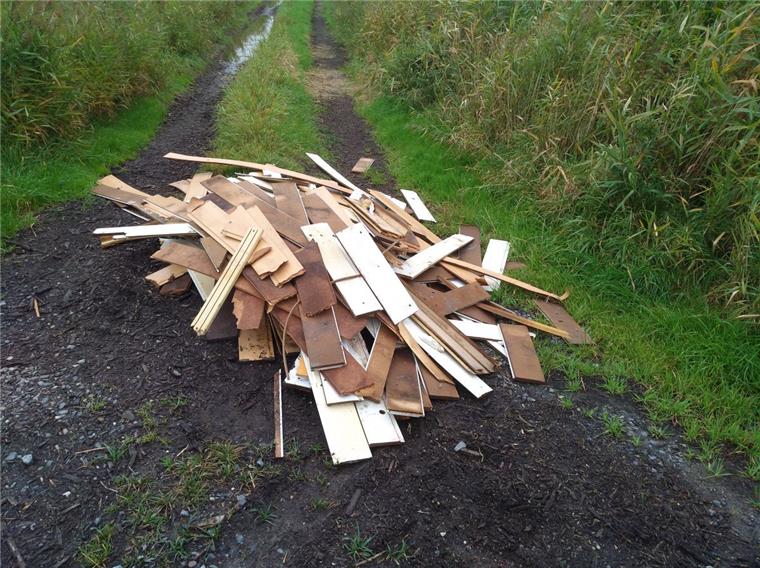 Wremen: Illegale Müllentsorgung in der Natur Ein Unbekannter hat in Wremen an einem Maisfeld illegal Müll entsorgt.
