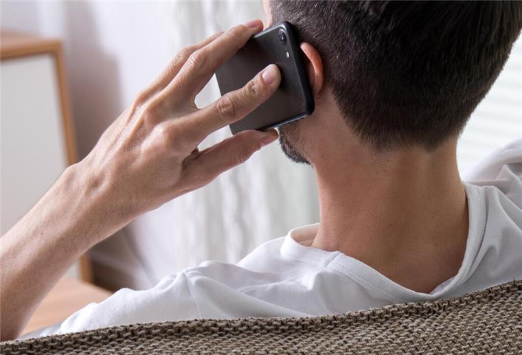 Angeblicher Bankmitarbeiter legt 79-jährigen Bremerhavener herein Mann telefoniert am Handy