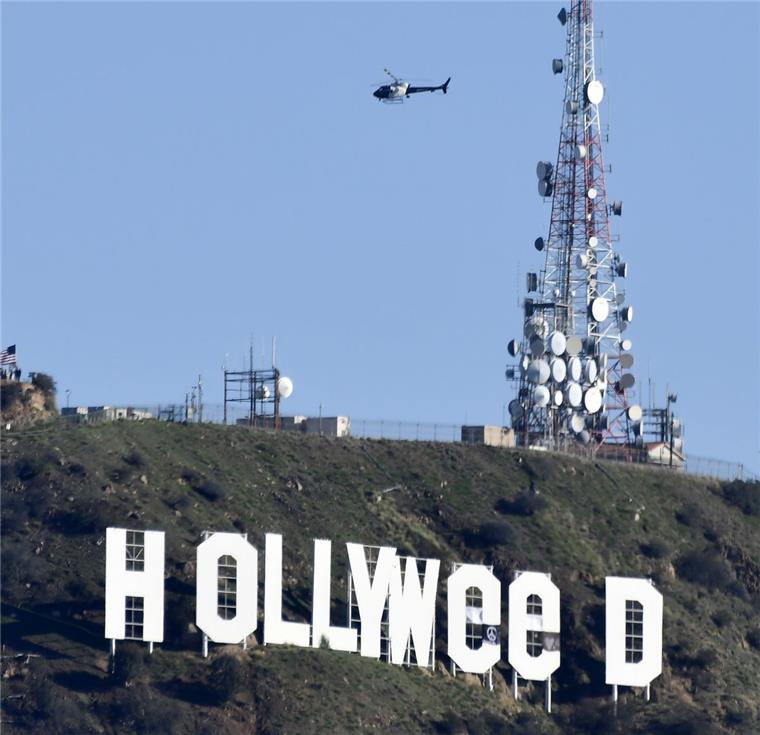 Aus Hollywood wird "Hollyweed" Ein Unbekannter hat sich an den berühmten Schriftzug in Los Angeles zu schaffen gemacht.
Weed bezeichnet umgangssprachlich das Marihuana.